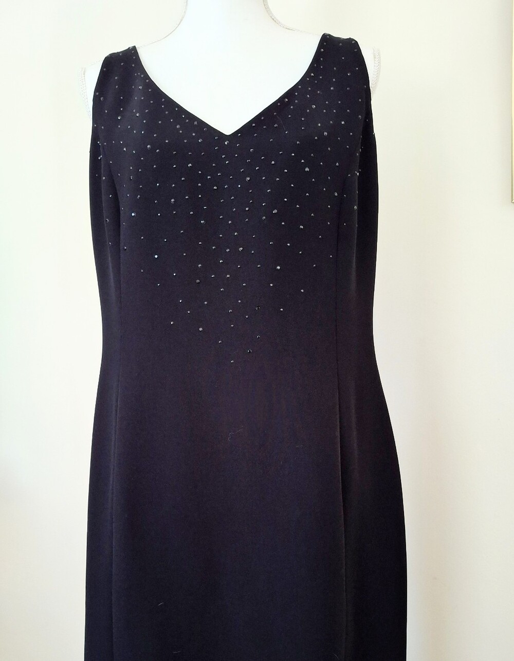 JONES NY Black Sleeveless V-Neck Dress with Subtle Beading. Size 16